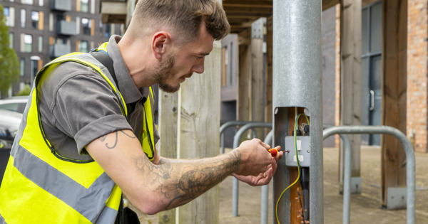 Electrician And Apprentice 1002693
