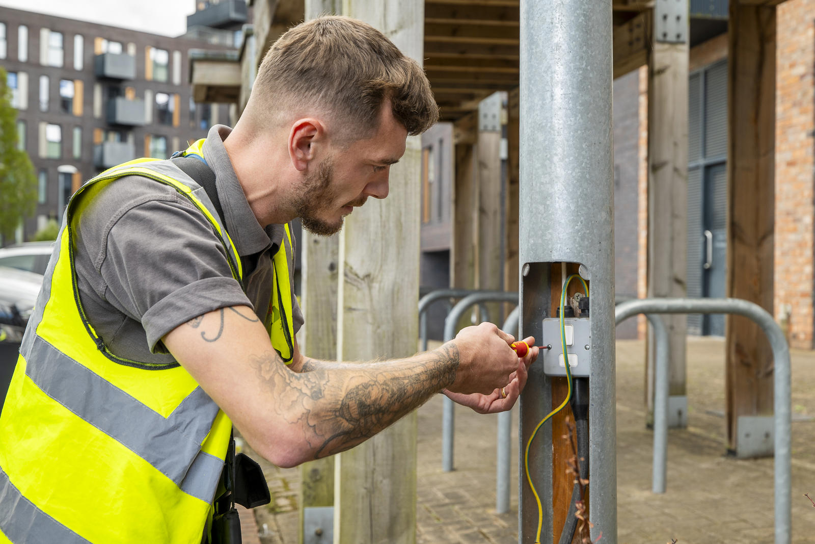 Electrician And Apprentice 1002693